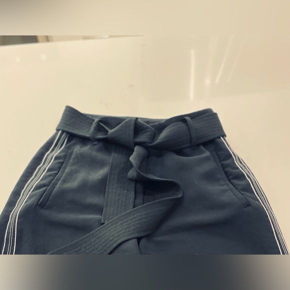 Ladies front tie Aritzia Wilfred Jalade Crop pants - Picture 2 of 4